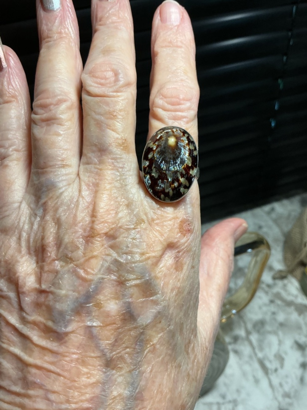 Vintage Handcrafted Brown Limpet Shell Ring 8 - Picture 3 of 15